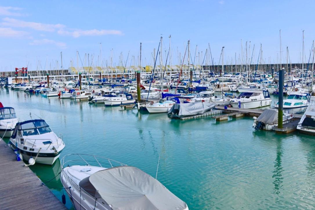 Marina Living With Parking, Balcony, Quiet And Secure Appartement