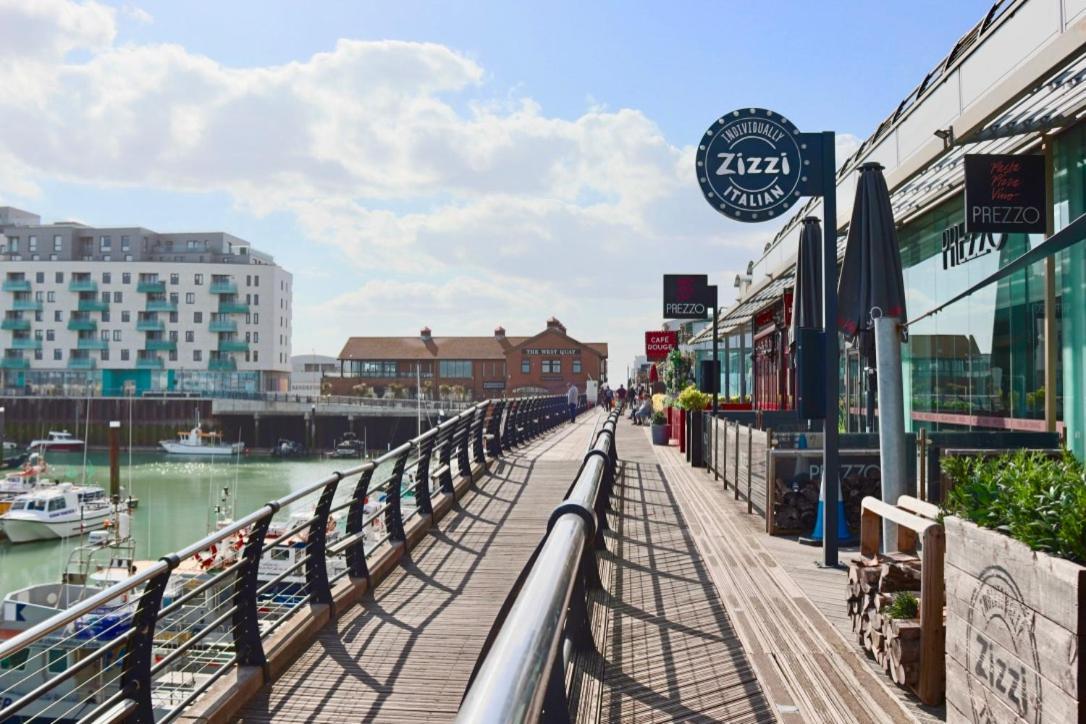 Marina Living With Parking, Balcony, Quiet And Secure Appartement *