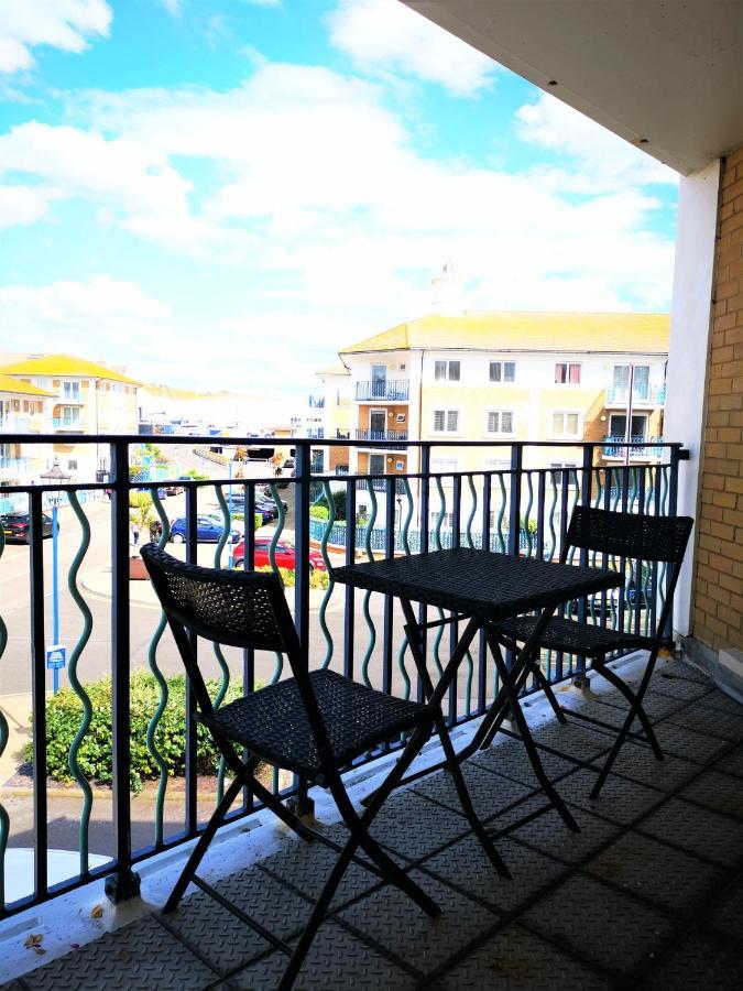 Marina Living With Parking, Balcony, Quiet And Secure Appartement Hove