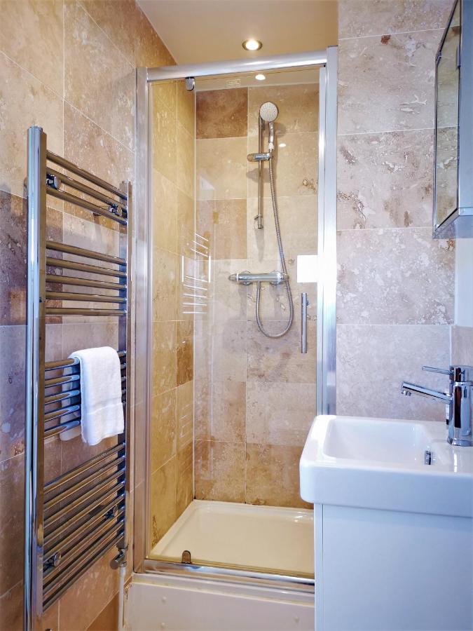 Marina Living With Parking, Balcony, Quiet And Secure * Hove
