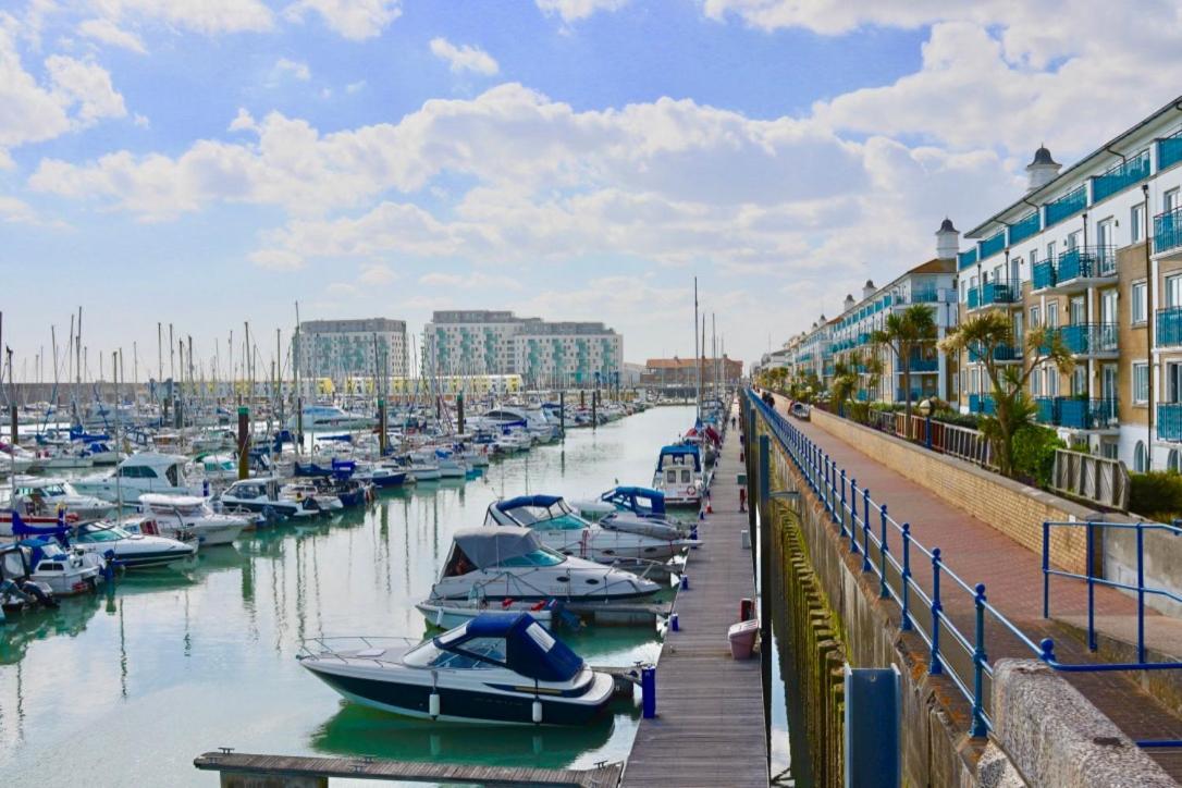 Marina Living With Parking, Balcony, Quiet And Secure * Hove