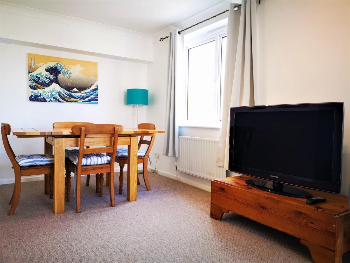 Marina Living With Parking, Balcony, Quiet And Secure * Hove