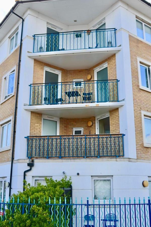 Marina Living With Parking, Balcony, Quiet And Secure Appartement *